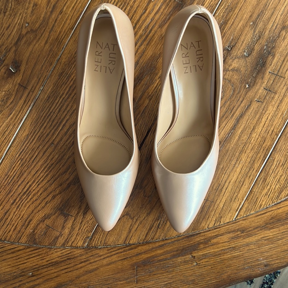 Brand new never worn leather Naturalizer Natalie heels 7 1/2N Gold metallic.